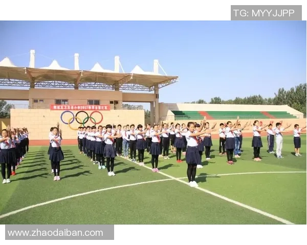 女子与足球明星亲密合影展现青春活力与梦想追逐的美好瞬间